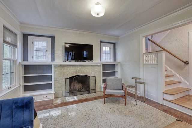 2530 N Grant BOULEVARD, Milwaukee, WI 53210