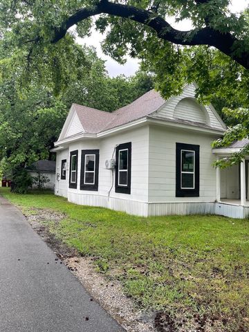 320 W 6th Street, Bonham, TX 75418