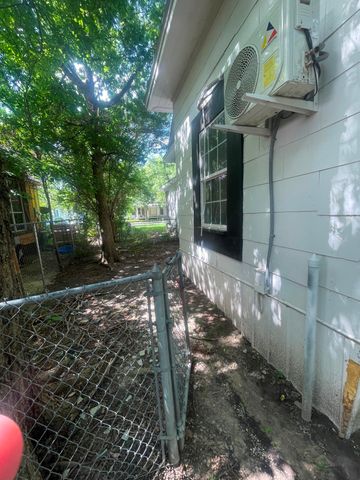 320 W 6th Street, Bonham, TX 75418