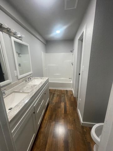 320 W 6th Street, Bonham, TX 75418