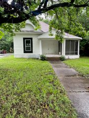 320 W 6th Street, Bonham, TX 75418
