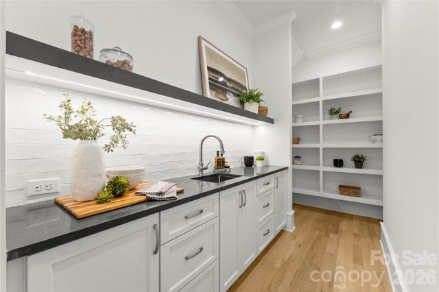 4142 Pineview Road, Charlotte, NC 28211