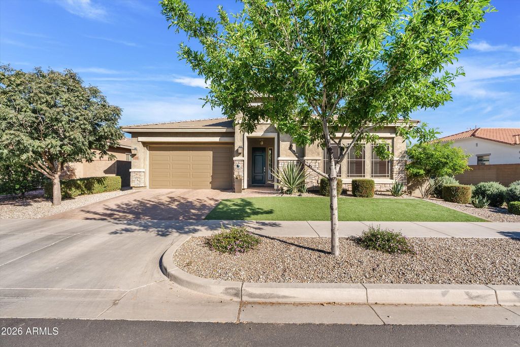 Image 2 of property listing at 10332 E WAVELENGTH Avenue, Mesa, AZ 85212