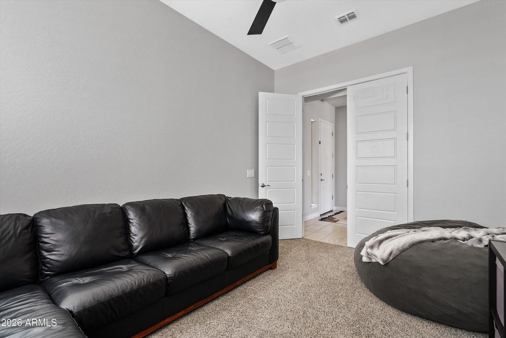 Image 5 of property listing at 10332 E WAVELENGTH Avenue, Mesa, AZ 85212