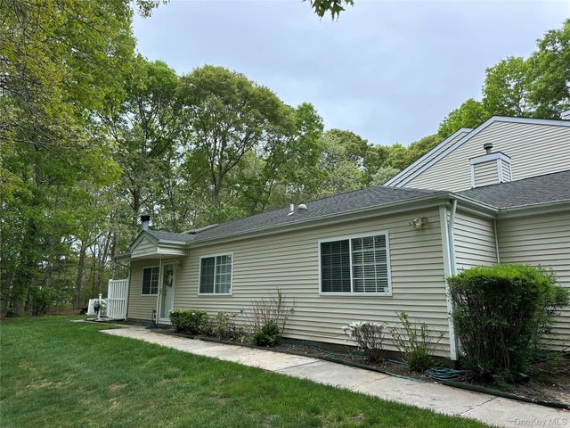 89 Rabbit Run, Manorville, NY 11949