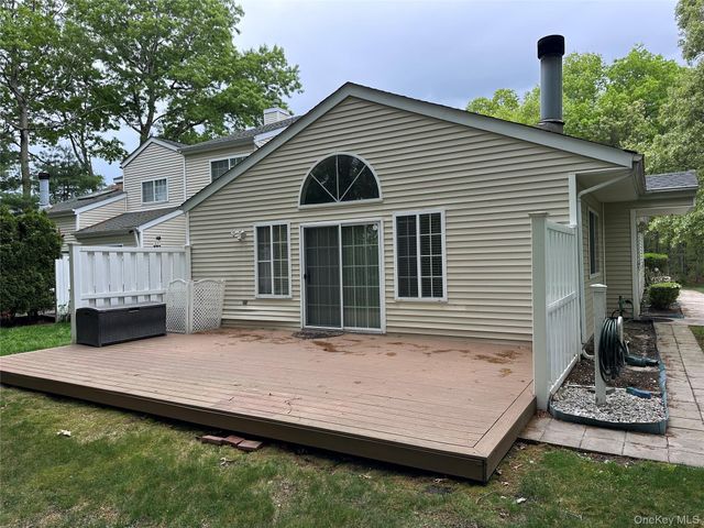 89 Rabbit Run, Manorville, NY 11949