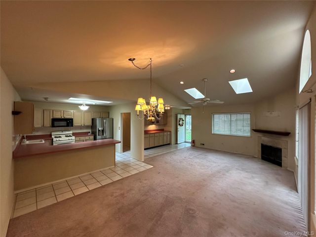 89 Rabbit Run, Manorville, NY 11949