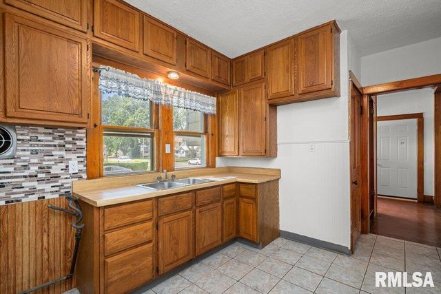 204 15TH Avenue, East Moline, IL 61244