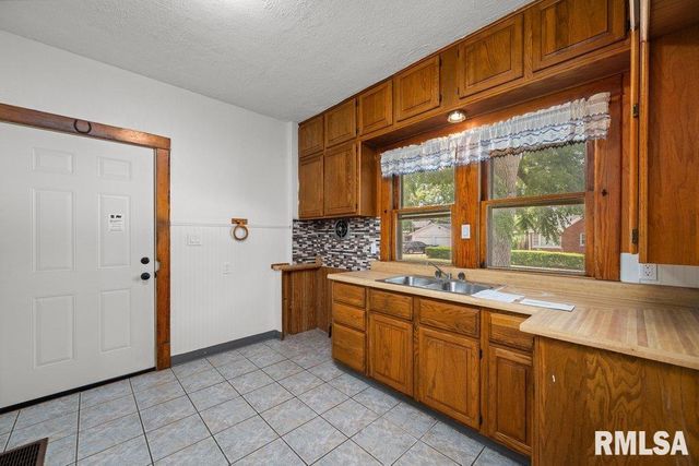 204 15TH Avenue, East Moline, IL 61244