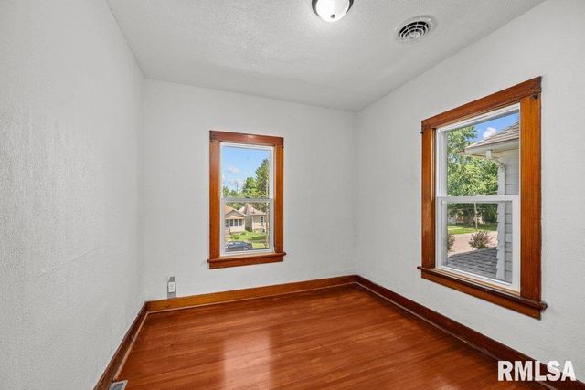 204 15TH Avenue, East Moline, IL 61244