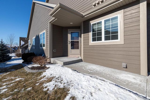 282 Lower Woodford CIRCLE, West Bend, WI 53090