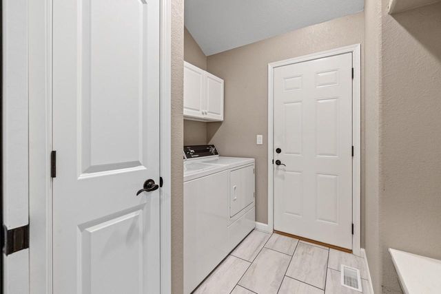 282 Lower Woodford CIRCLE, West Bend, WI 53090