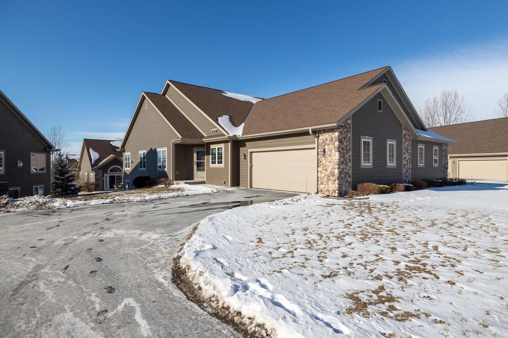 282 Lower Woodford CIRCLE, West Bend, WI 53090