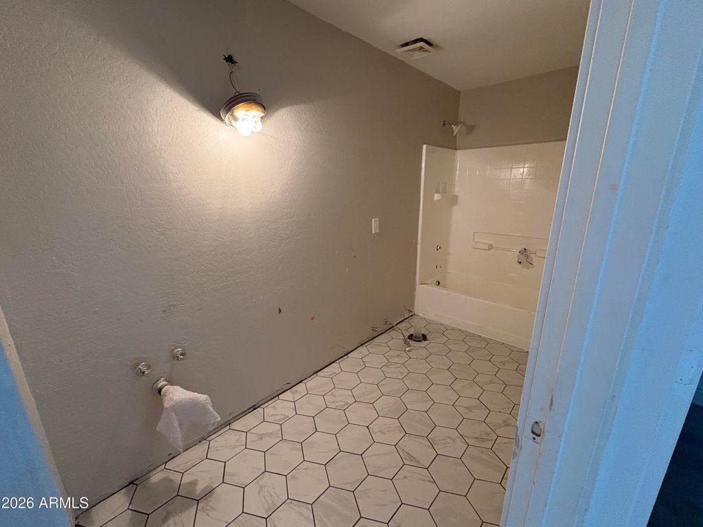 Image 15 of property listing at 951 W ELIZABETH Way, Coolidge, AZ 85128