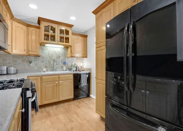 40 Halifax Ct D, Springfield, MA 01108