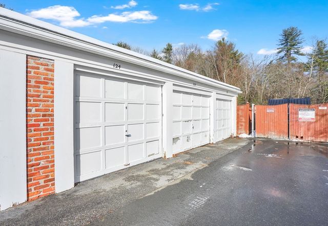 40 Halifax Ct D, Springfield, MA 01108