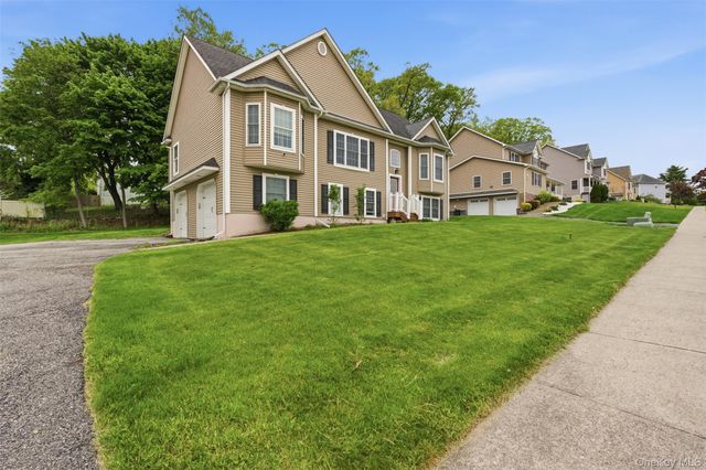 10 Village Gate Way, Monroe, NY 10950