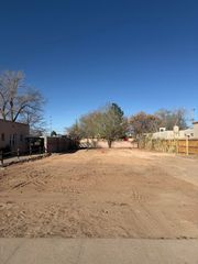 207 Richmond Drive SE, Albuquerque, NM 87106