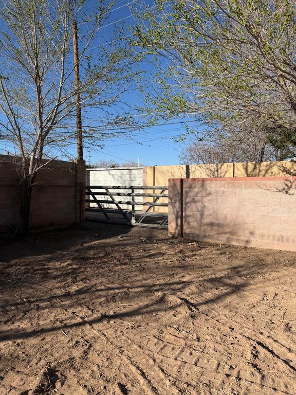 Image 4 of property listing at 207 Richmond Drive SE, Albuquerque, NM 87106
