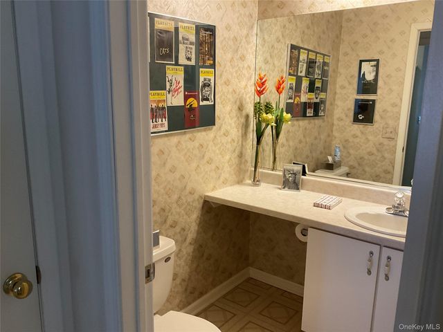 17 Tall Tree Lane, Poughkeepsie, NY 12601