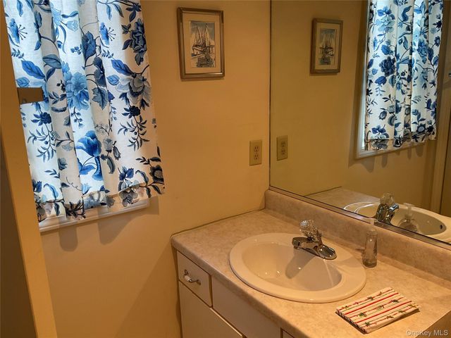 17 Tall Tree Lane, Poughkeepsie, NY 12601