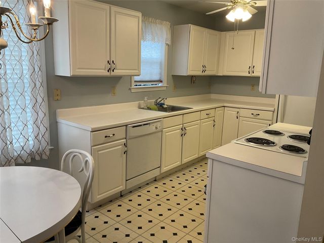 17 Tall Tree Lane, Poughkeepsie, NY 12601