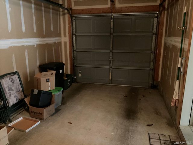 17 Tall Tree Lane, Poughkeepsie, NY 12601