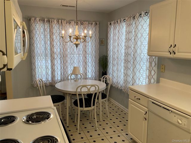 17 Tall Tree Lane, Poughkeepsie, NY 12601