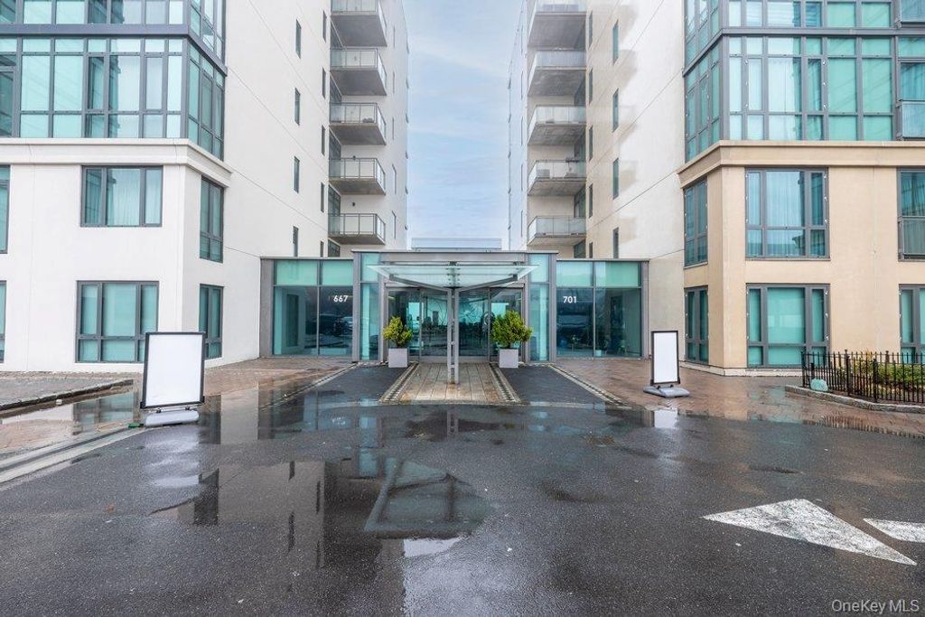 701 Ridge Hill Boulevard 8E, Yonkers, NY 10710