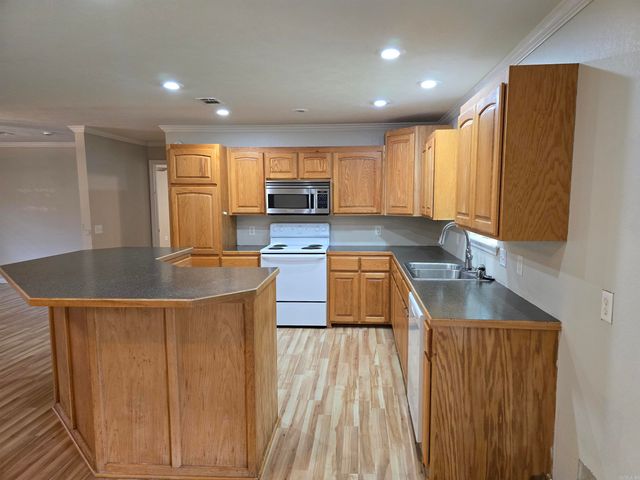 1103 Magnolia Ave, Mena, AR 71953