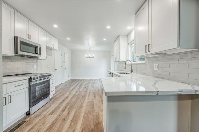 2058 W Vartikian Avenue, Fresno, CA 93711