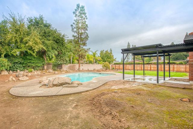 2058 W Vartikian Avenue, Fresno, CA 93711