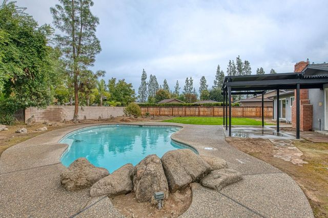 2058 W Vartikian Avenue, Fresno, CA 93711