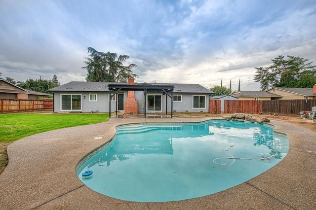 2058 W Vartikian Avenue, Fresno, CA 93711