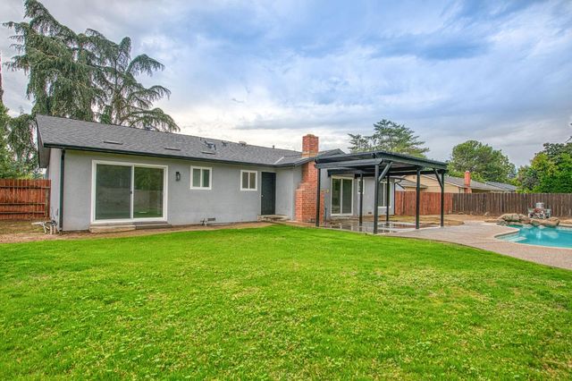 2058 W Vartikian Avenue, Fresno, CA 93711