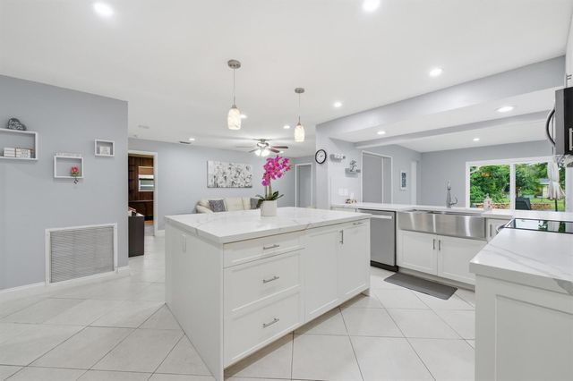 8386 Shadow Wood Boulevard, Coral Springs, FL 33071