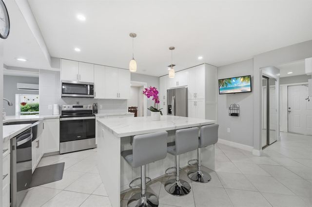 8386 Shadow Wood Boulevard, Coral Springs, FL 33071