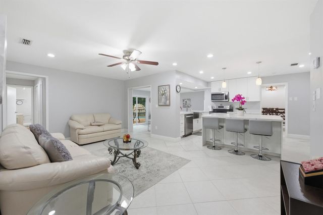 8386 Shadow Wood Boulevard, Coral Springs, FL 33071