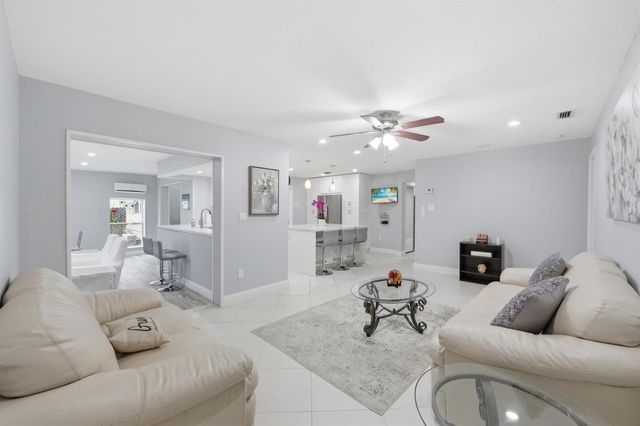 8386 Shadow Wood Boulevard, Coral Springs, FL 33071