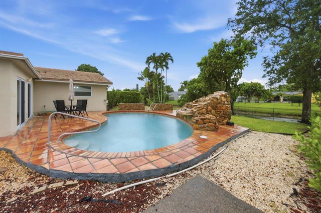 8386 Shadow Wood Boulevard, Coral Springs, FL 33071