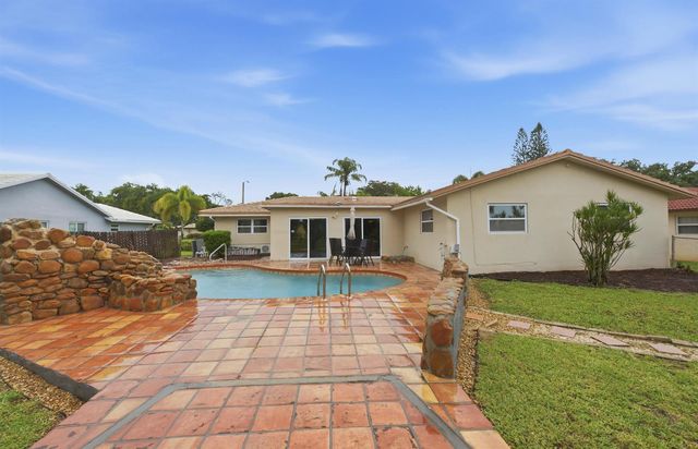8386 Shadow Wood Boulevard, Coral Springs, FL 33071