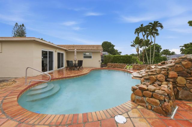 8386 Shadow Wood Boulevard, Coral Springs, FL 33071