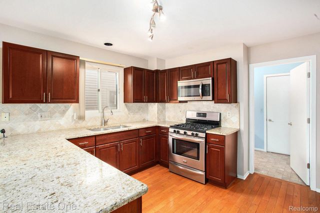 6630 Heron Point, West Bloomfield Charter Township, MI 48323