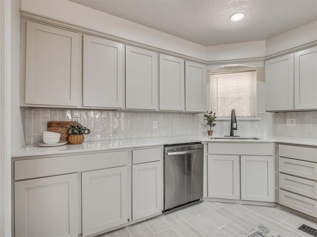 524 S Lewis Lane, Mustang, OK 73064