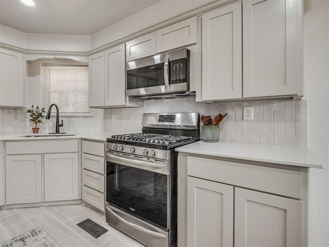 524 S Lewis Lane, Mustang, OK 73064