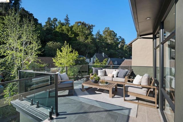 1675 Trestle Glen Rd, Oakland, CA 94610