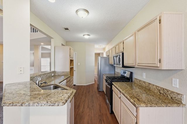 5601 Greenwich Drive, Arlington, TX 76018