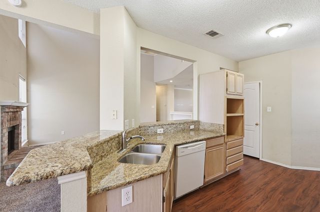 5601 Greenwich Drive, Arlington, TX 76018