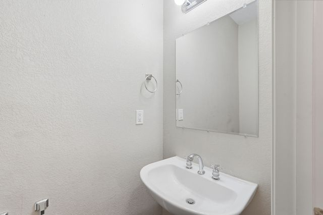 5601 Greenwich Drive, Arlington, TX 76018