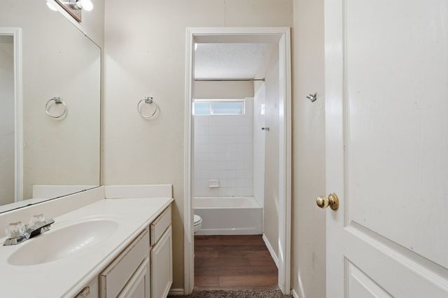 5601 Greenwich Drive, Arlington, TX 76018